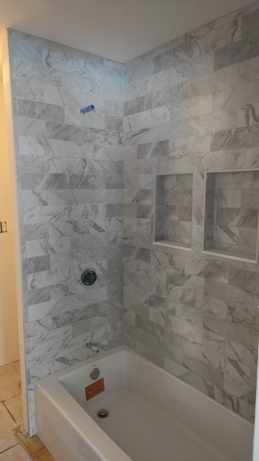 Marble tile tub surround with built-in niches